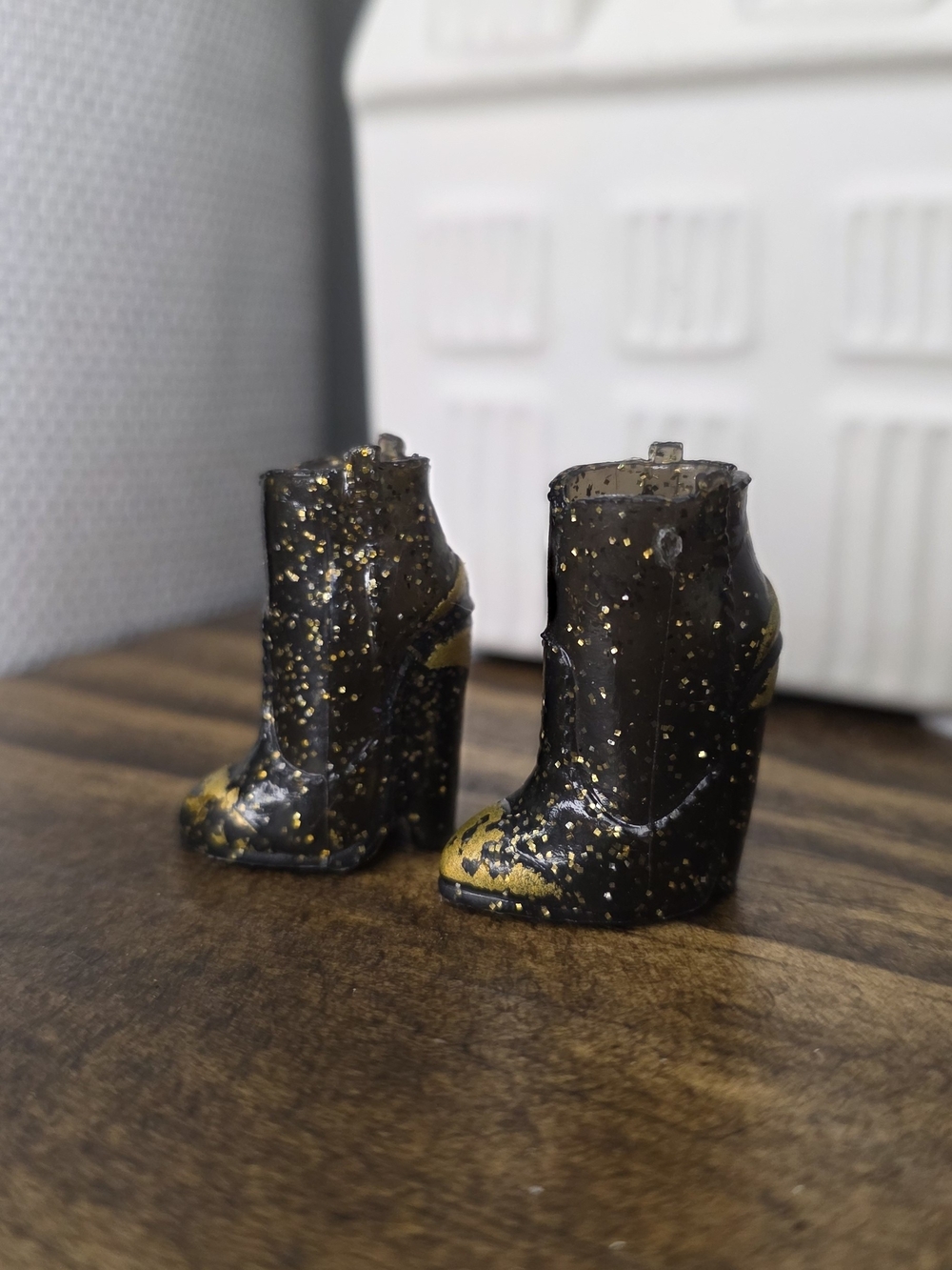 MGA LOL Surprise OMG - Royal Bee - Series One - Pair Black Gold Heels Shoes Only